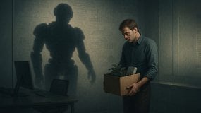 Un homme tenant une boîte avec une plante, regardant vers le bas alors qu'une ombre de robot plane derrière lui dans un bureau sombre.