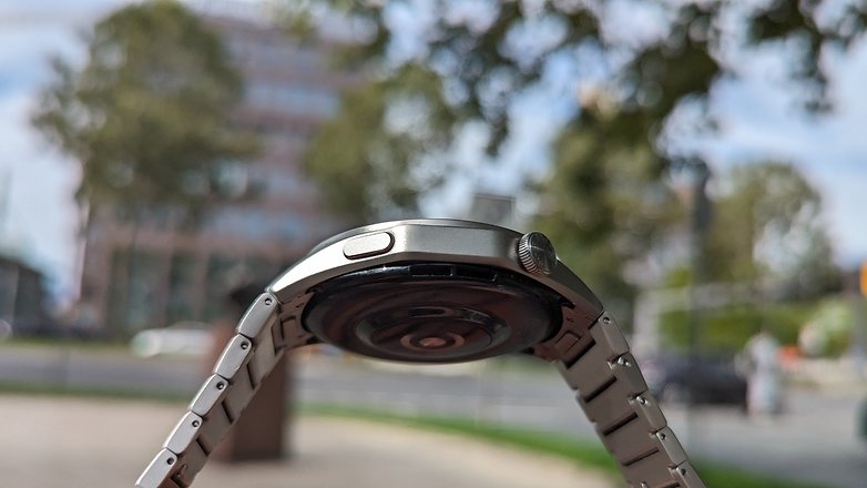 La Huawei Watch GT 4 vue de côté avec son nouveau bouton à côté de sa couronne rotative