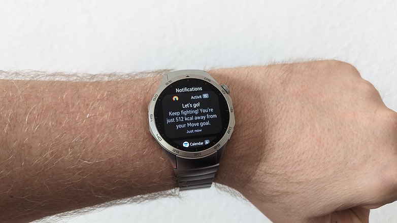 Huawei Watch GT 4 an meinem Arm mit motivierender Nachricht