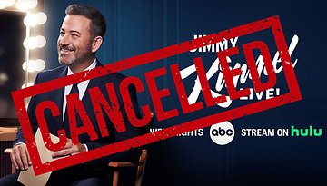 Jimmy Kimmel lächelt vor einem Spiegel mit dem Aufdruck 'ABGESAGT' über dem Bild.
