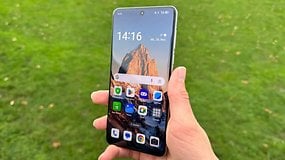 Une personne tenant le smartphone Oppo Find X8 Pro à l'extérieur avec un fond d'écran de montagne.