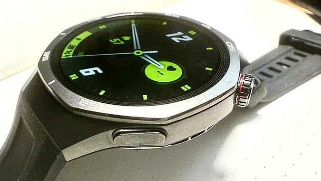 Nahaufnahme der Huawei Watch GT 5 Pro mit schwarzem Armband und rundem Display, das eine grüne und schwarze Benutzeroberfläche zeigt.