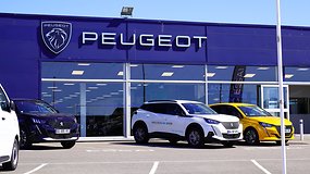 Autos der Marke Peugeot vor einem Autohaus