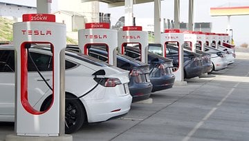 Mehrere Teslas an Ladesäulen von Tesla