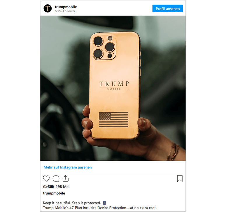 Eine Person hält ein goldenes Smartphone mit 'TRUMP MOBILE' und einem amerikanischen Flaggen-Design auf der Rückseite.