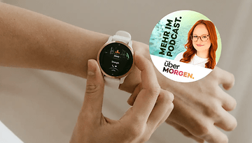 Arm mit einem Wearable und in einem kleinen Ausschnitt das Gesicht von Podcast-Host Johanna