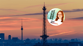 Blick über Berlin in der Abenddämmerung und ein Bild von Podcast-Host Johanna