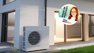 Wärmepumpe außerhalb eines modernen Gebäudes mit großen Fenstern installiert.