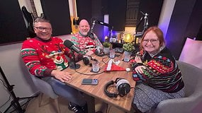 Johanna, Fabi und Casi sitzen zusammen in einem Podcast-Studio und tragen Weihnachtspullover