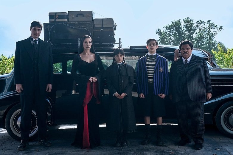 Die Addams Familie steht vor einem Oldtimer mit Gepäck. Die Addams Familie steht vor einem Oldtimer mit Gepäck.