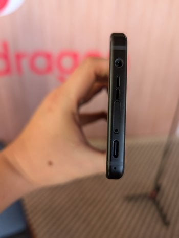 Asus ROG Phone 9 oldalról nézve, portok és gombok láthatók.