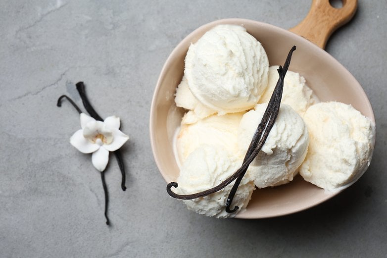Une crème glacé à la vanille dans un bol