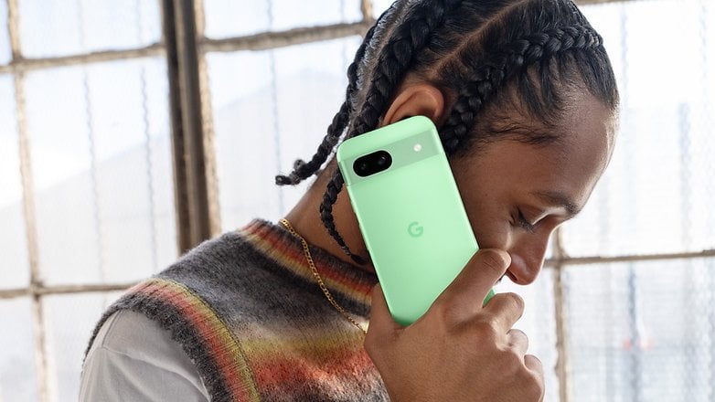 Person telefoniert mit dem grünen Google Pixel 8a