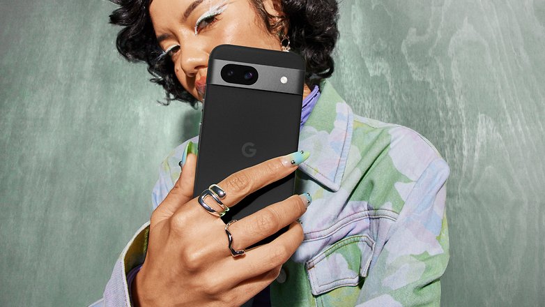 Frau hält das Google Pixel 8a in der Farbe Obsidian