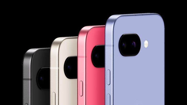 Τέσσερα smartphones Google Pixel 9A σε μαύρα, χρυσά, ροζ και μπλε χρώματα, γωνιακά για να εμφανίζουν τις πλάτες τους.