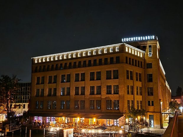 Samsung Galaxy Z fold 7: Main camera (2x digital zoom) - Night mode on
