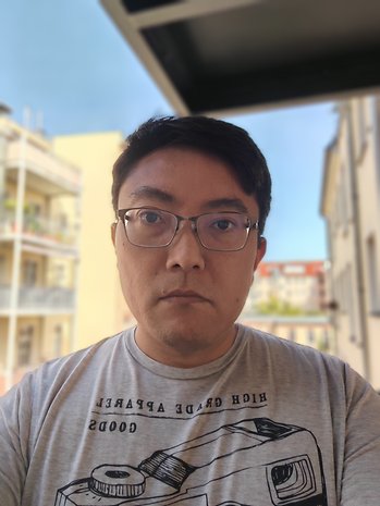 Honor Magic V3: Internal selfie camera (0.8x) - Portrait mode on