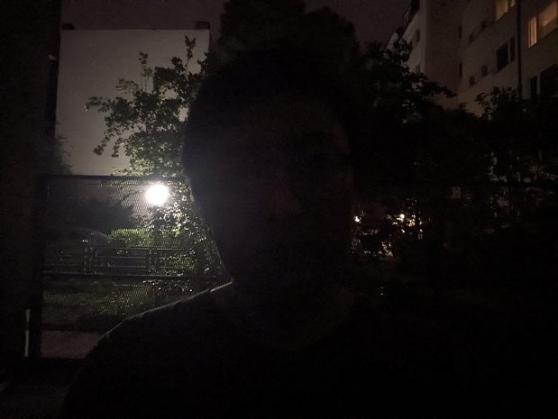 Google Pixel Fold: Internal selfie camera - Night mode off