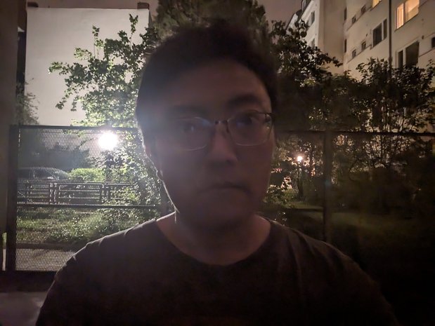 Google Pixel Fold: Selfie avec l'objectif selfie interne avec mode nuit