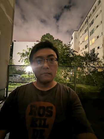 Google Pixel Fold: Ultra-wide camera selfie - Night mode on