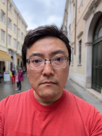 Google Pixel 8a: Selfie (1.4x digital zoom) - Portrait mode on