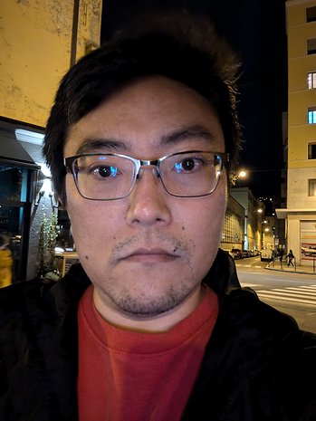 Google Pixel 8a: Selfie (1.4x digital zoom) - Night mode on