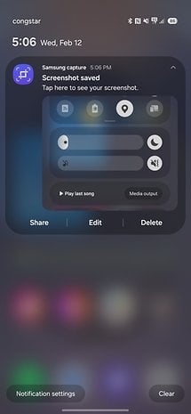 Samsung One UI 7.0 zone de notification affichant un message de capture d'écran enregistré avec des actions rapides.