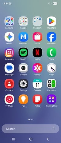 Samsung Galaxy Z Flip 7-Oberfläche mit verschiedenen App-Icons und Uhrzeit oben.