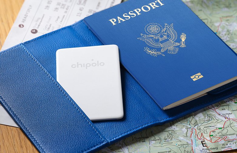 Σημείο κάρτας Chipolo μέσα σε κάτοχο διαβατηρίου