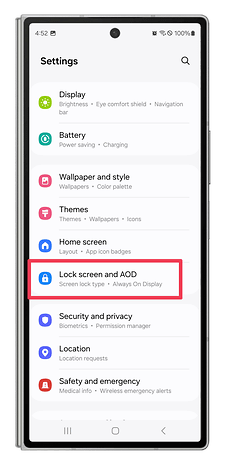 One UI screenshots showing how to display and select widgets for the lock screen.