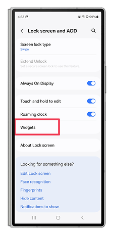 One UI screenshots showing how to display and select widgets for the lock screen.