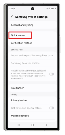 One UI screenshots showing how to hide shortcuts to the Wallet app.