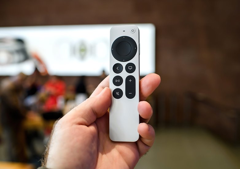 Fernbedienung fürs Apple TV in der Hand gehalten