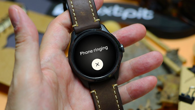 Foto yang menunjukkan jam tangan pintar dengan ciri Cari Telefon saya diaktifkan