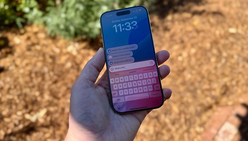 nextpit ios 18 1 siri hand