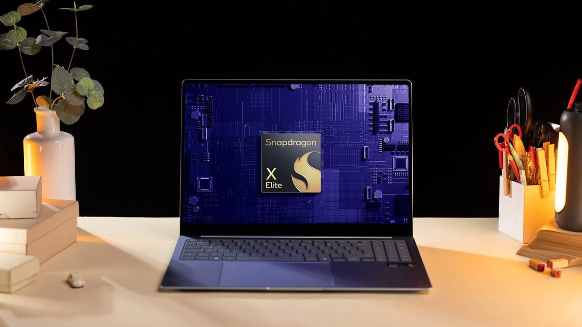 Samsung Galaxy Book 4 Edge affichant le logo Snapdragon X Elite sur l'écran.