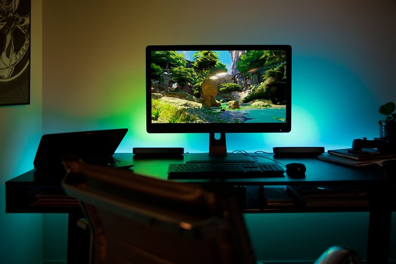 Die Philips Hue Lautsprecher verbunden mit einem Monitor.