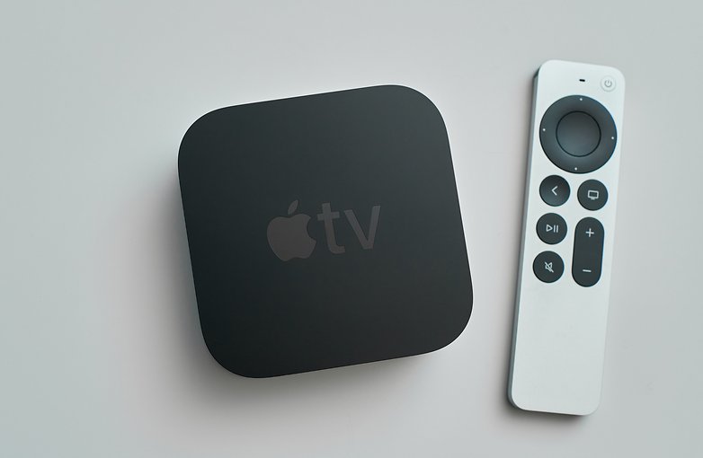 Apple TV 4K 2021 Produktbild mit Fernbedienung