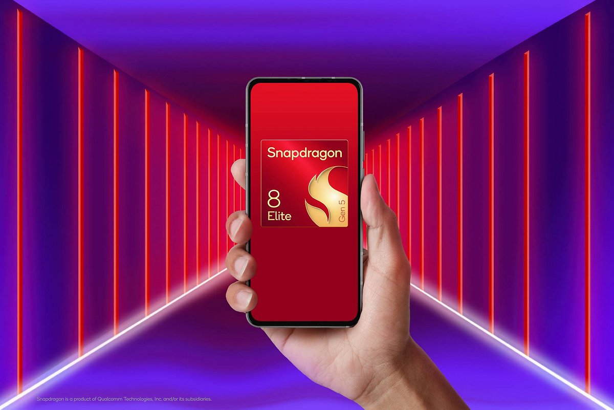 Une main tenant un smartphone affichant le logo 'Snapdragon 8 Elite Gen 5' sur un fond coloré.