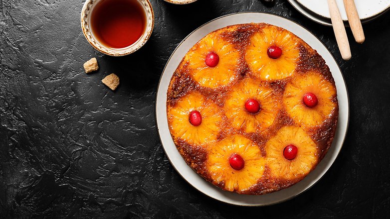 Un gâteau inversé à l'ananas et aux cerises d'en haut