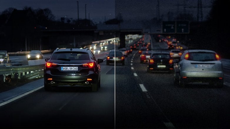 Ein schwarzes Auto fährt auf einer dunklen Autobahn mit verschwommenen Lichtern anderer Fahrzeuge.