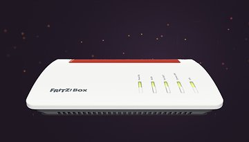 FritzBox 7590 AX-Router mit LED-Anzeigen vor dunklem Hintergrund.