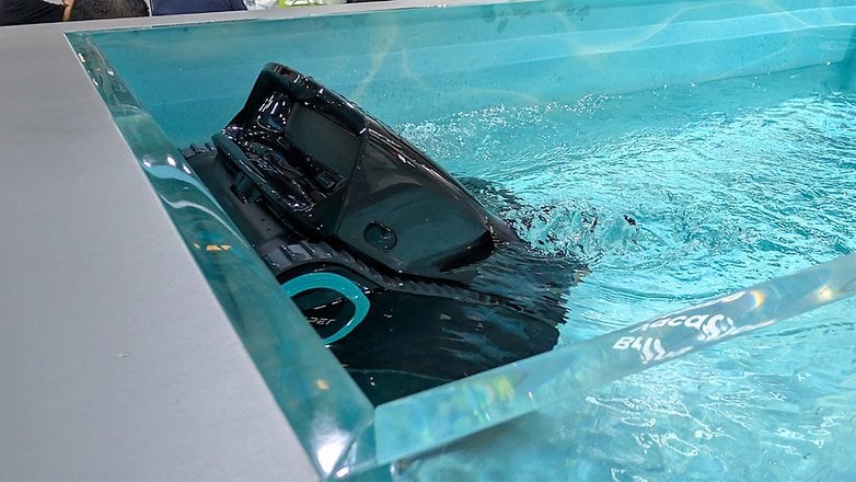 Ein schwarzes Unterwasser-Drohne, die in einem Pool auf einer Technologiemesse eingetaucht ist. Ein schwarzes Unterwasser-Drohne, die in einem Pool auf einer Technologiemesse eingetaucht ist.