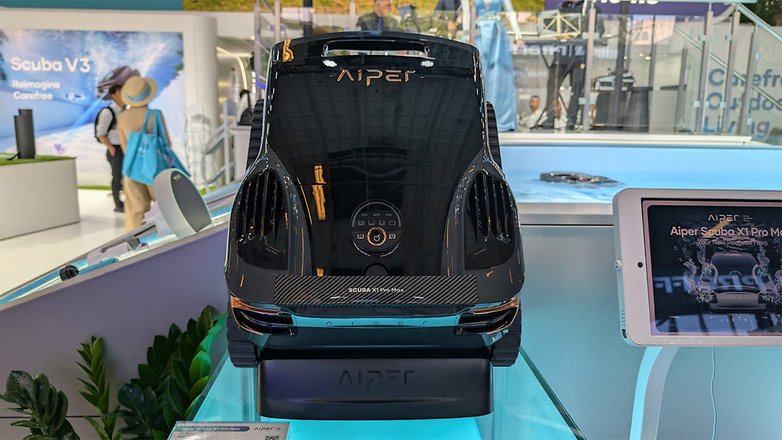 Aiper Scuba X1 Pro Max wird auf einer Technologiemesse präsentiert, mit einem eleganten schwarzen Design. Aiper Scuba X1 Pro Max wird auf einer Technologiemesse präsentiert, mit einem eleganten schwarzen Design.