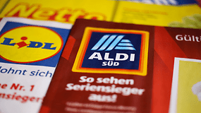 ALDI- und LIDL-Logos auf Werbeflyern.