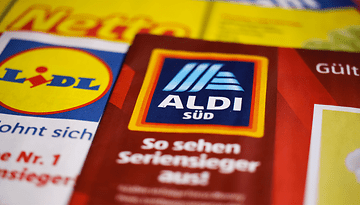 ALDI- und LIDL-Logos auf Werbeflyern.