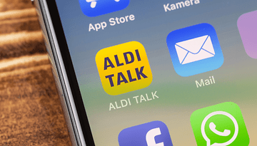 Nahaufnahme eines Smartphone-Bildschirms mit dem ALDI TALK App-Symbol.