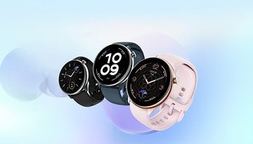 Drei Amazfit GTR Mini-Smartwatches in Schwarz, Marineblau und Pink vor einem hellblauen Hintergrund.