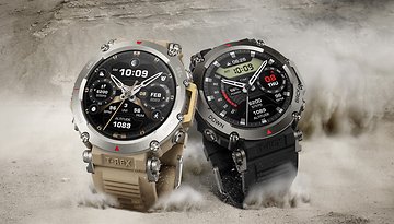 Zwei Amazfit T-Rex Ultra Smartwatches in Beige und Schwarz, die auf einem strukturierten Hintergrund digitale Schnittstellen zeigen.