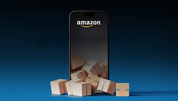 Amazon-Pakete fallen aus einem Smartphone mit der Aufschrift Amazon
